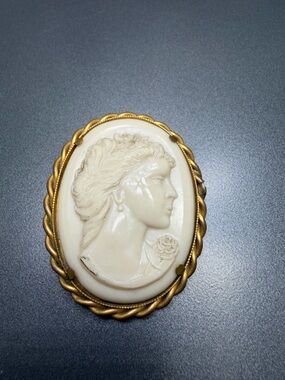 Vintage Celluloid Cameo Brooch #105